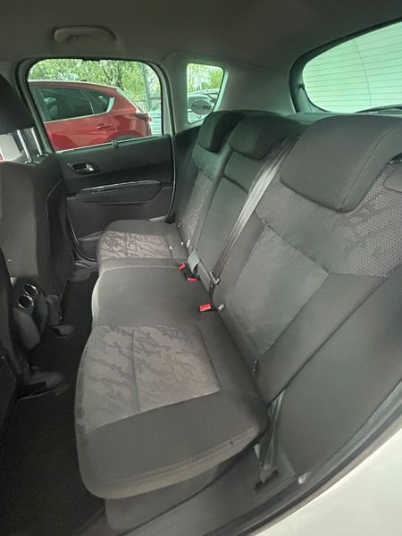 2010-Peugeot-3008-16-THP-Premium_11