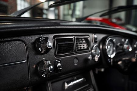 1973-MG-B-V8_9