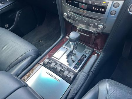 2011-Lexus-LX-570_9