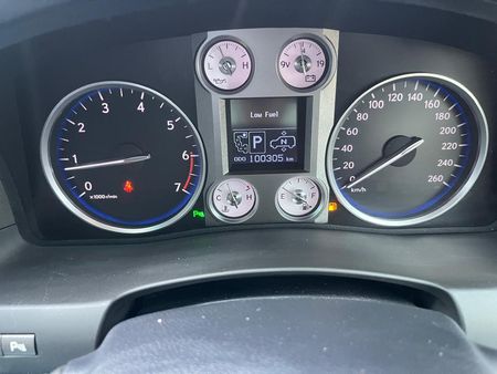 2011-Lexus-LX-570_10