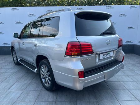 2011-Lexus-LX-570_2