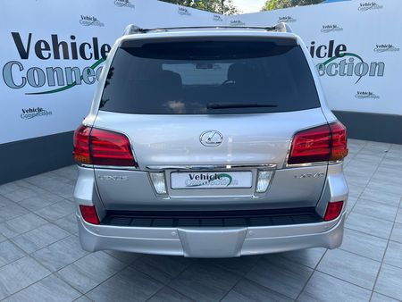 2011-Lexus-LX-570_5