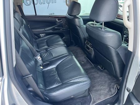 2011-Lexus-LX-570_7