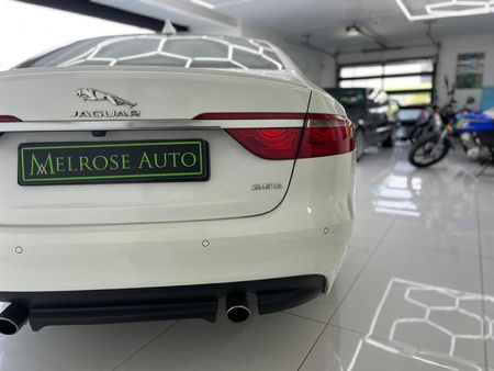 2018-Jaguar-XF-20-R-Sport_10