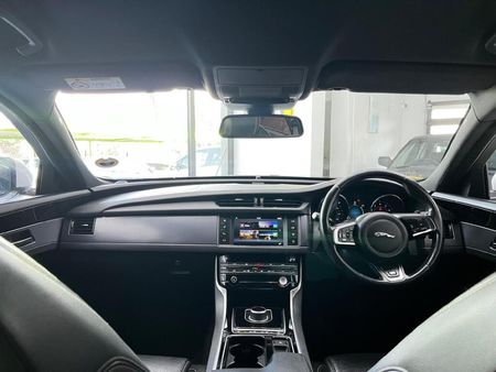 2018-Jaguar-XF-20-R-Sport_11