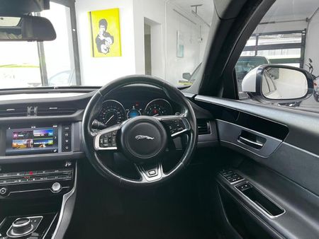 2018-Jaguar-XF-20-R-Sport_12