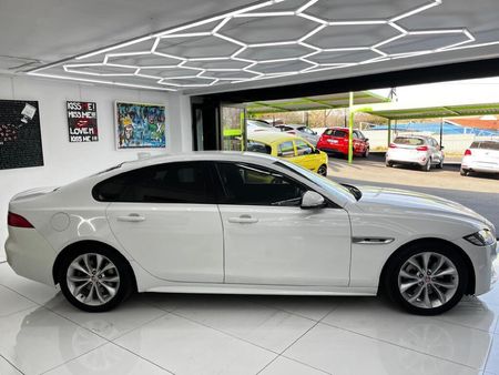 2018-Jaguar-XF-20-R-Sport_1