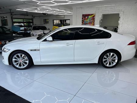 2018-Jaguar-XF-20-R-Sport_2