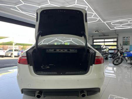 2018-Jaguar-XF-20-R-Sport_6