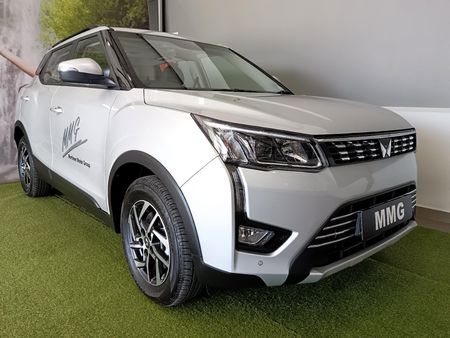 2024-Mahindra-XUV-300-12T-W8_0