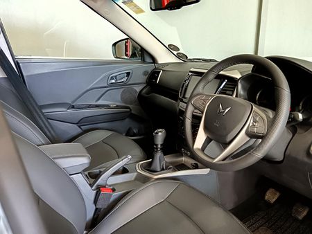 2024-Mahindra-XUV-300-12T-W8_9