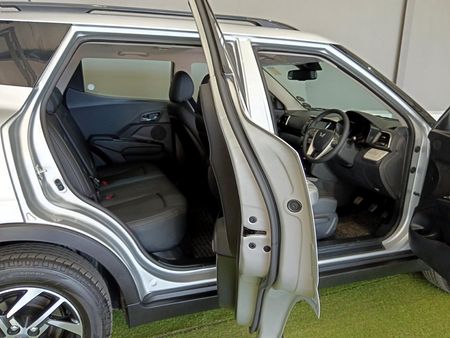 2024-Mahindra-XUV-300-12T-W8_2