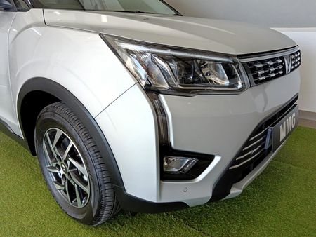 2024-Mahindra-XUV-300-12T-W8_5