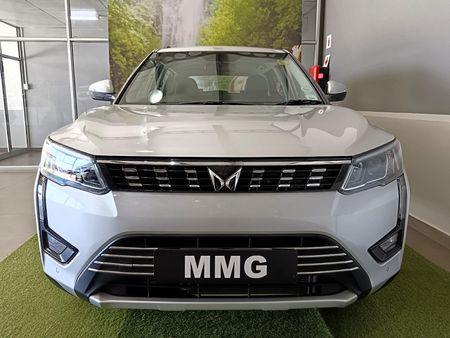 2024-Mahindra-XUV-300-12T-W8_6