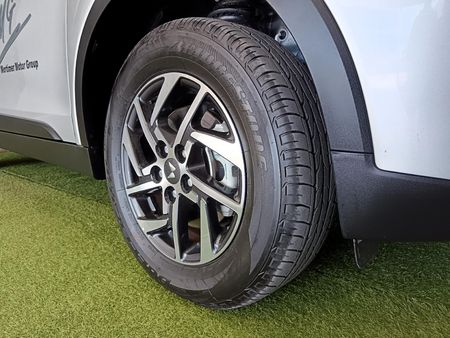 2024-Mahindra-XUV-300-12T-W8_8