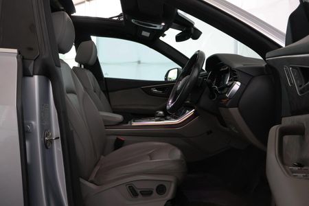 2019-Audi-Q8-55-TFSI-quattro-Auto_27