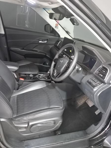 2024-Mahindra-XUV-3XO-12T-AX7L_3