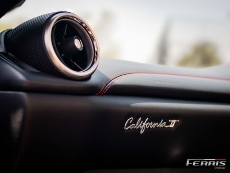 2015-Ferrari-California-T-NA_10