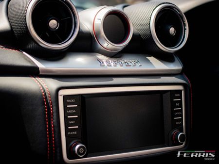 2015-Ferrari-California-T-NA_11