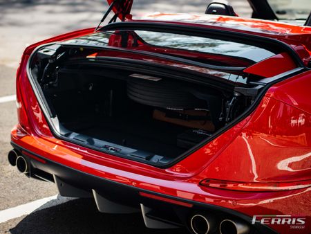 2015-Ferrari-California-T-NA_15