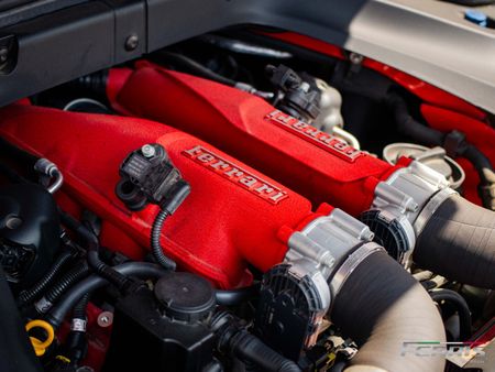 2015-Ferrari-California-T-NA_18