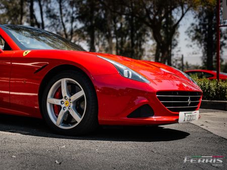 2015-Ferrari-California-T-NA_1