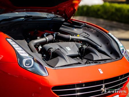 2015-Ferrari-California-T-NA_19