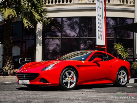 2015-Ferrari-California-T-NA_23