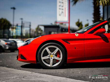 2015-Ferrari-California-T-NA_2
