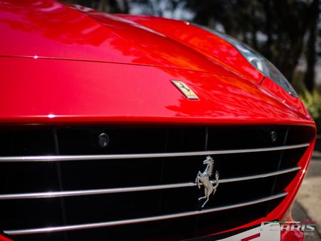 2015-Ferrari-California-T-NA_3