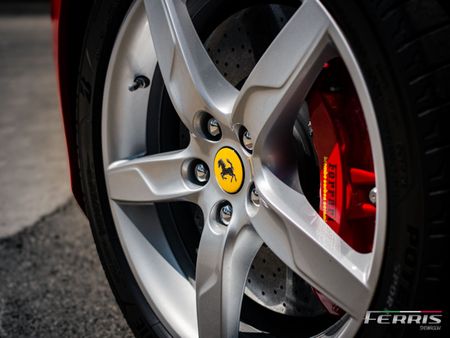 2015-Ferrari-California-T-NA_5