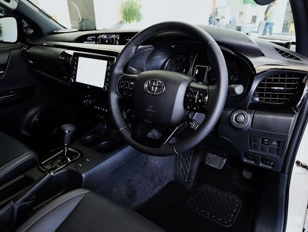 2025-Toyota-Hilux-28-GD-6-Raised-Body-Legend-RS-4x4-Auto-Double-Cab_15