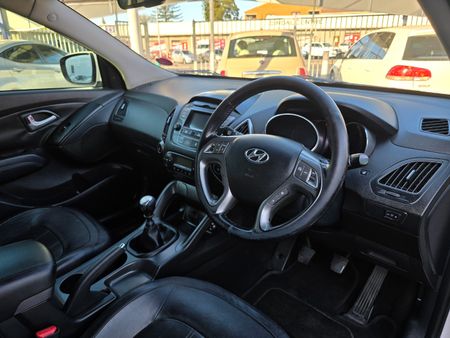 2014-Hyundai-ix35-20-GLS-Executive_8