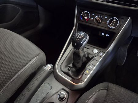 2025-Volkswagen-Polo-10-TSI-Life_14