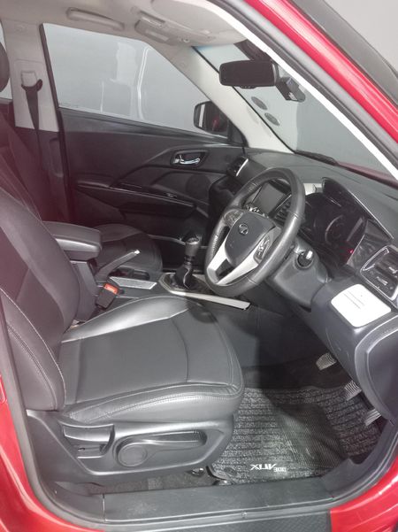 2022-Mahindra-XUV-300-12T-W8_4