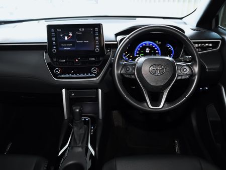 2025-Toyota-Corolla-Cross-18-XR-Hybrid_18