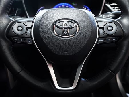 2025-Toyota-Corolla-Cross-18-XR-Hybrid_21