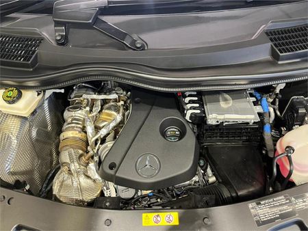 2025-Mercedes-Benz-V-Class-V300d-Exclusive_10