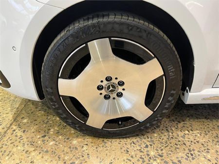 2025-Mercedes-Benz-V-Class-V300d-Exclusive_11