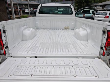 2016-Toyota-Hilux-25-D-4D-Single-Cab_11