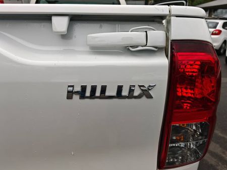 2016-Toyota-Hilux-25-D-4D-Single-Cab_12