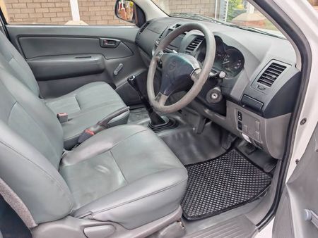 2016-Toyota-Hilux-25-D-4D-Single-Cab_3