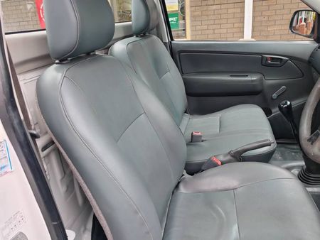 2016-Toyota-Hilux-25-D-4D-Single-Cab_4