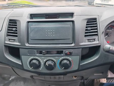 2016-Toyota-Hilux-25-D-4D-Single-Cab_5