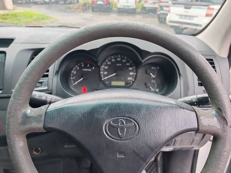2016-Toyota-Hilux-25-D-4D-Single-Cab_7