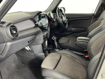 2016-MINI-Hatch-Cooper-5-dr-Auto_8