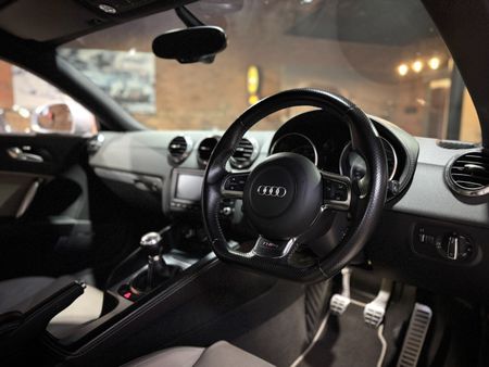 2010-Audi-TT-RS-Coupe-Manual_9