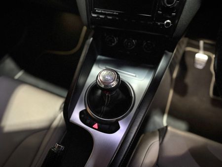 2010-Audi-TT-RS-Coupe-Manual_10