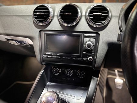2010-Audi-TT-RS-Coupe-Manual_11