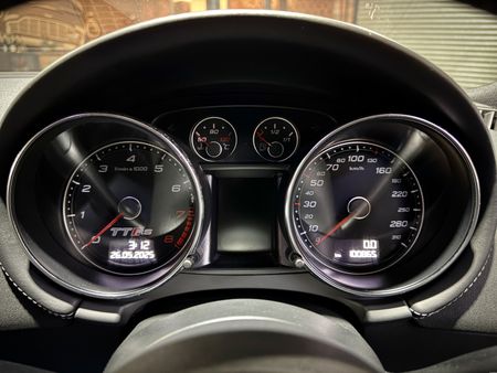 2010-Audi-TT-RS-Coupe-Manual_12